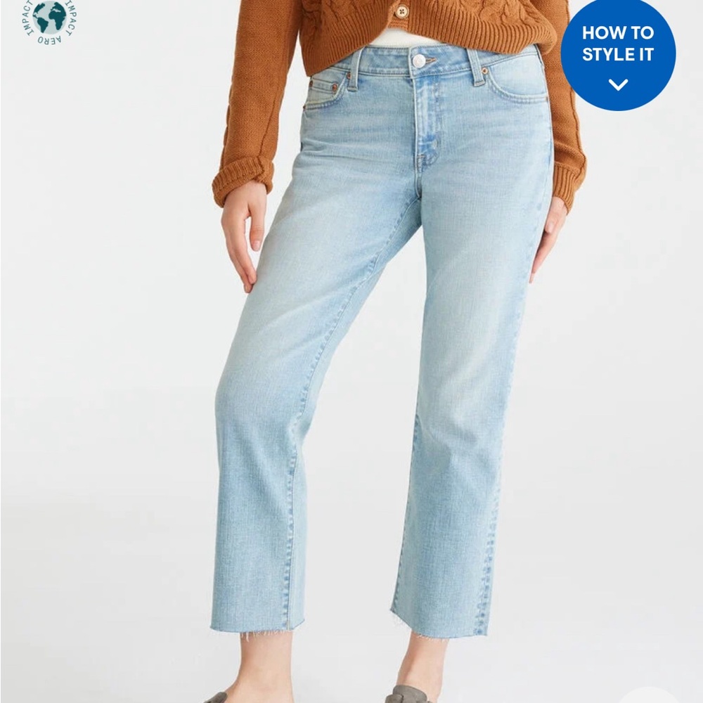 Aeropostale light wash (non ripped) mid rise kick crop jeans size 00
